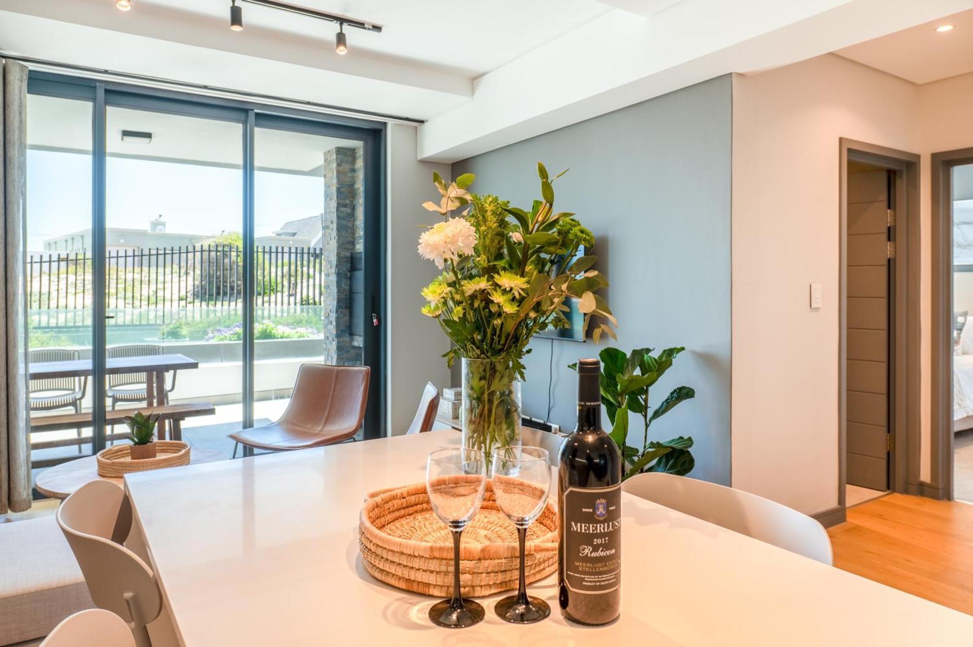 Designer Beachfront 2 Bed With Swimming Pool In Blouberg, Cape Town- 02 Azul Le Cap