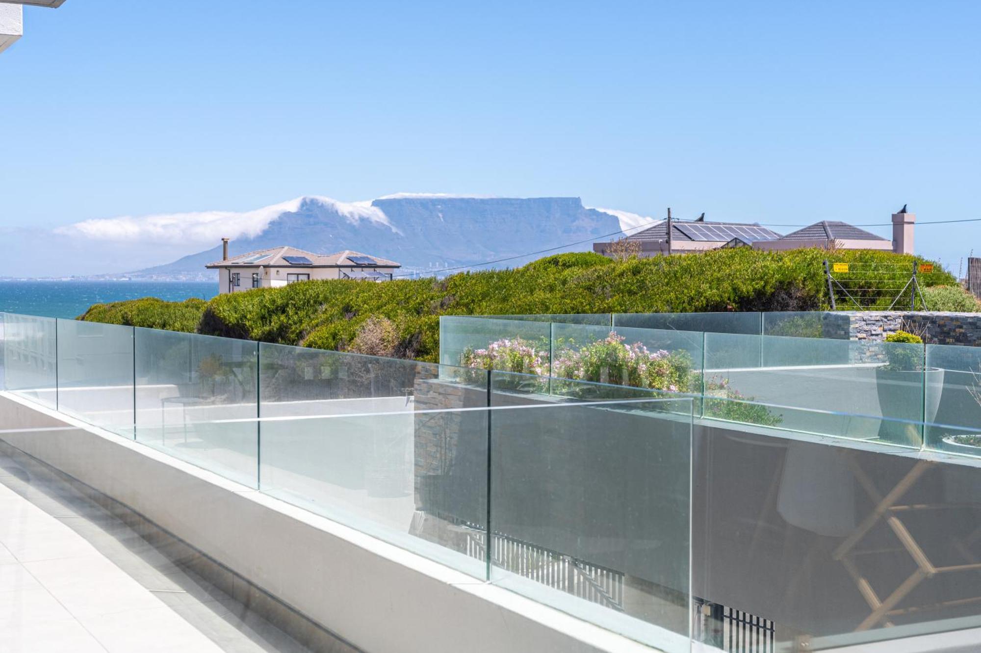 Designer Beachfront 2 Bed With Swimming Pool In Blouberg, Cape Town- 02 Azul * Le Cap